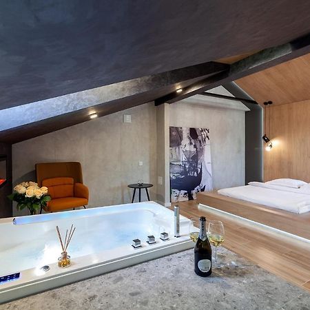 Royal Vip Jacuzzi Apart リヴィウ エクステリア 写真