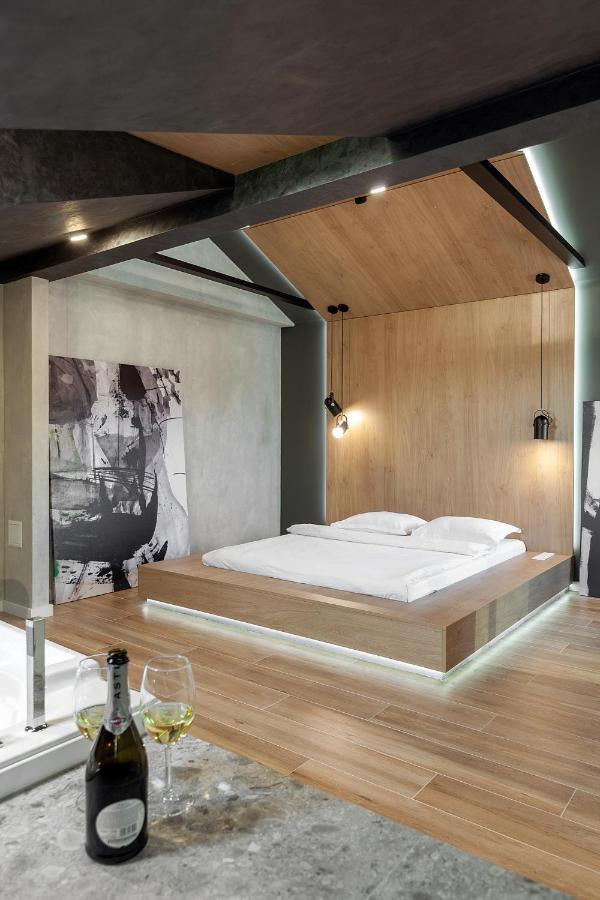 Royal Vip Jacuzzi Apart リヴィウ エクステリア 写真