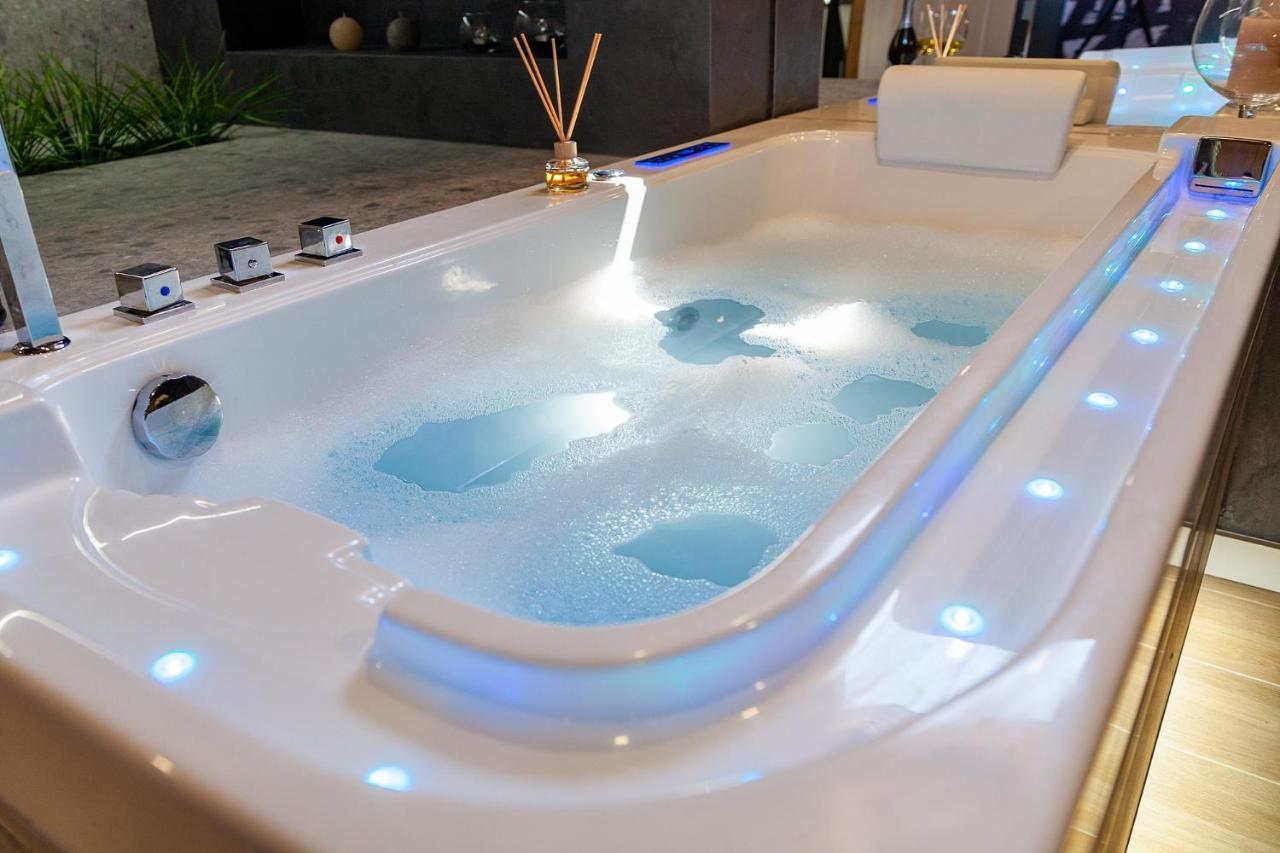 Royal Vip Jacuzzi Apart リヴィウ エクステリア 写真