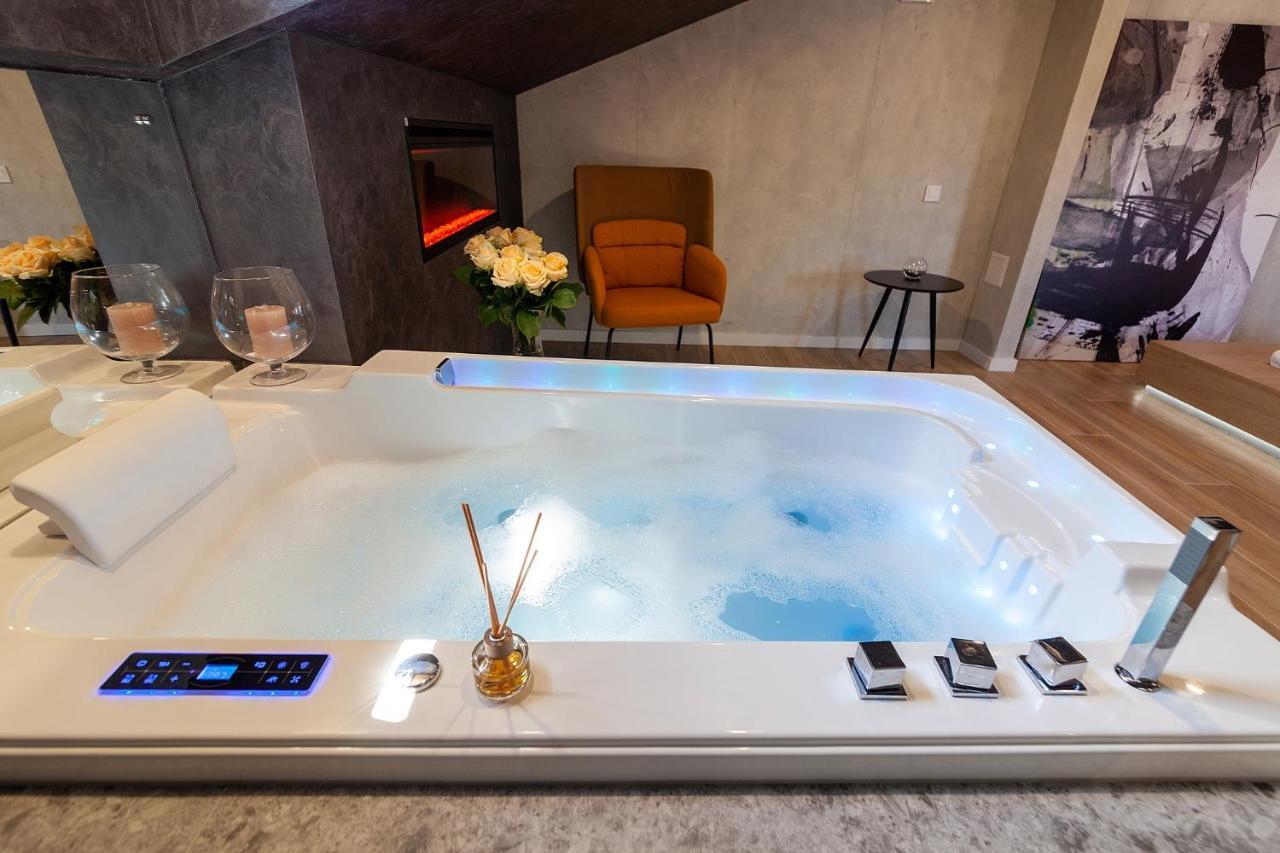 Royal Vip Jacuzzi Apart リヴィウ エクステリア 写真
