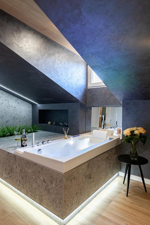Royal Vip Jacuzzi Apart リヴィウ エクステリア 写真