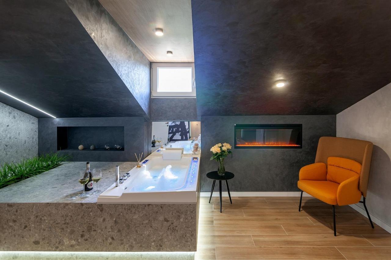 Royal Vip Jacuzzi Apart リヴィウ エクステリア 写真