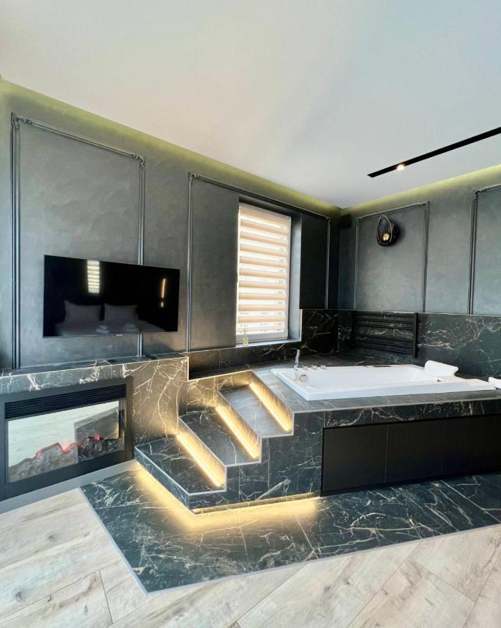 Royal Vip Jacuzzi Apart リヴィウ エクステリア 写真