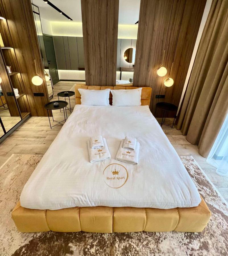 Royal Vip Jacuzzi Apart リヴィウ エクステリア 写真