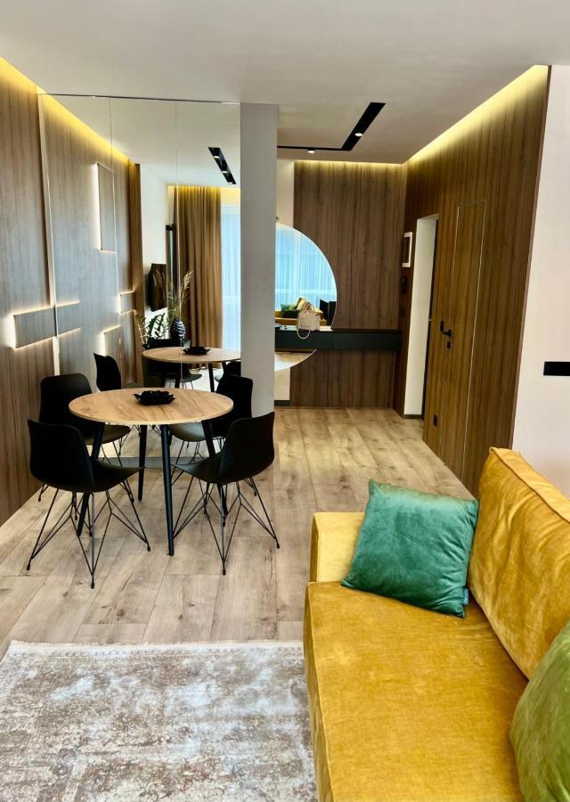 Royal Vip Jacuzzi Apart リヴィウ エクステリア 写真