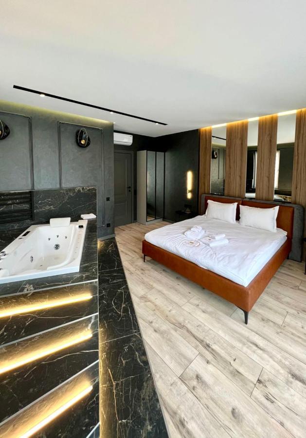 Royal Vip Jacuzzi Apart リヴィウ エクステリア 写真