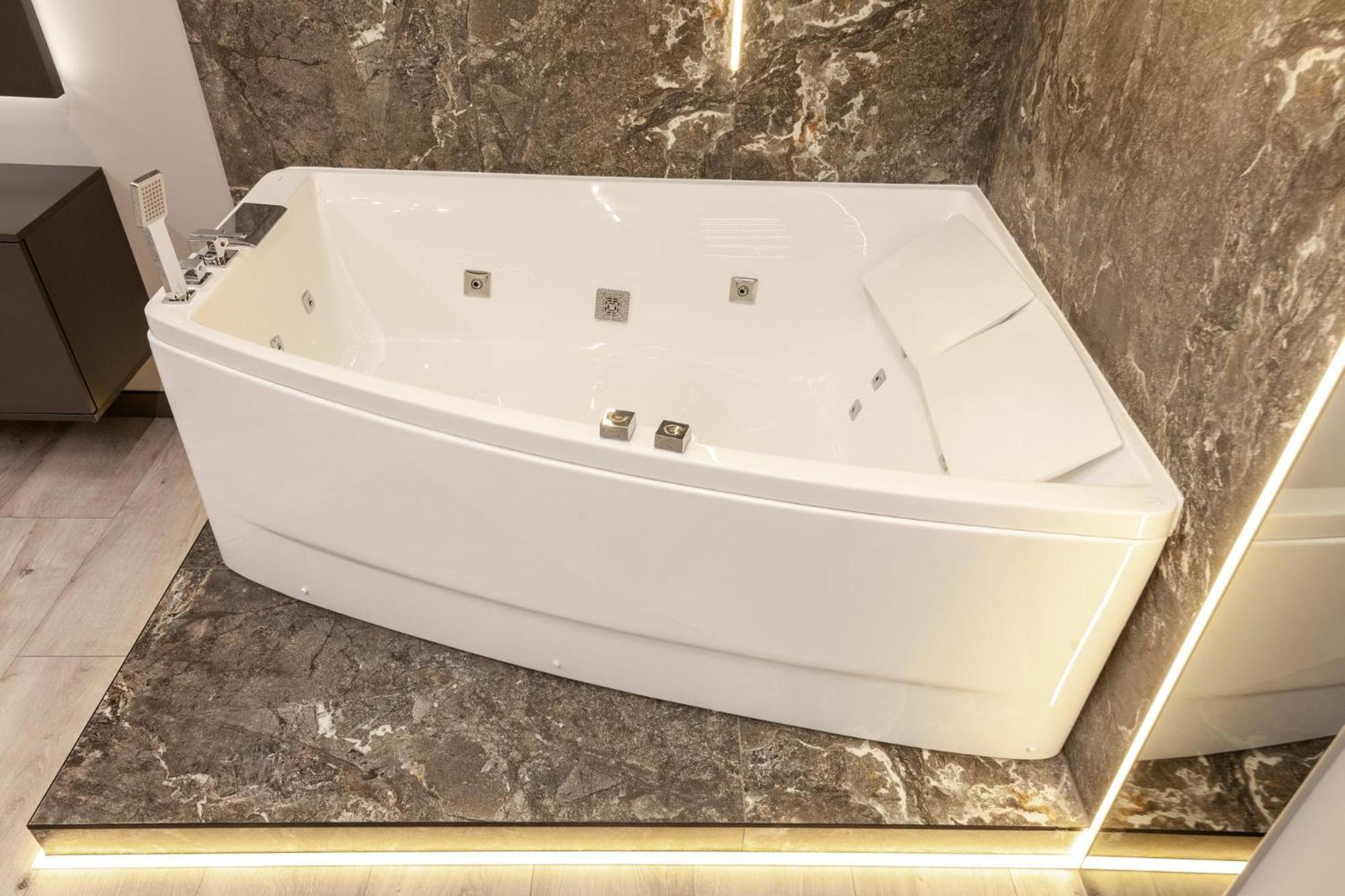 Royal Vip Jacuzzi Apart リヴィウ エクステリア 写真