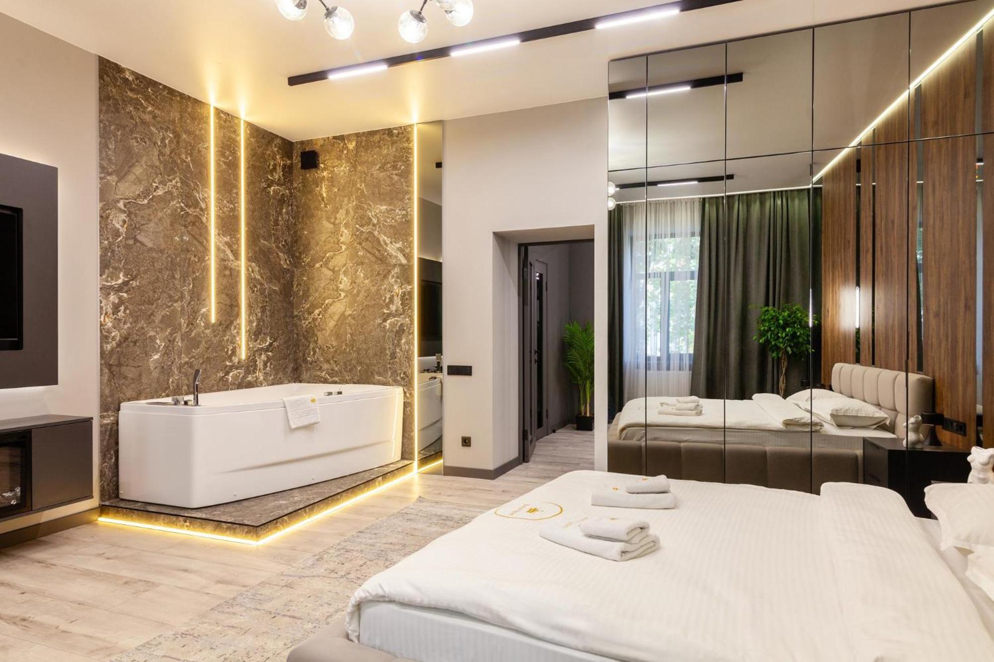 Royal Vip Jacuzzi Apart リヴィウ エクステリア 写真