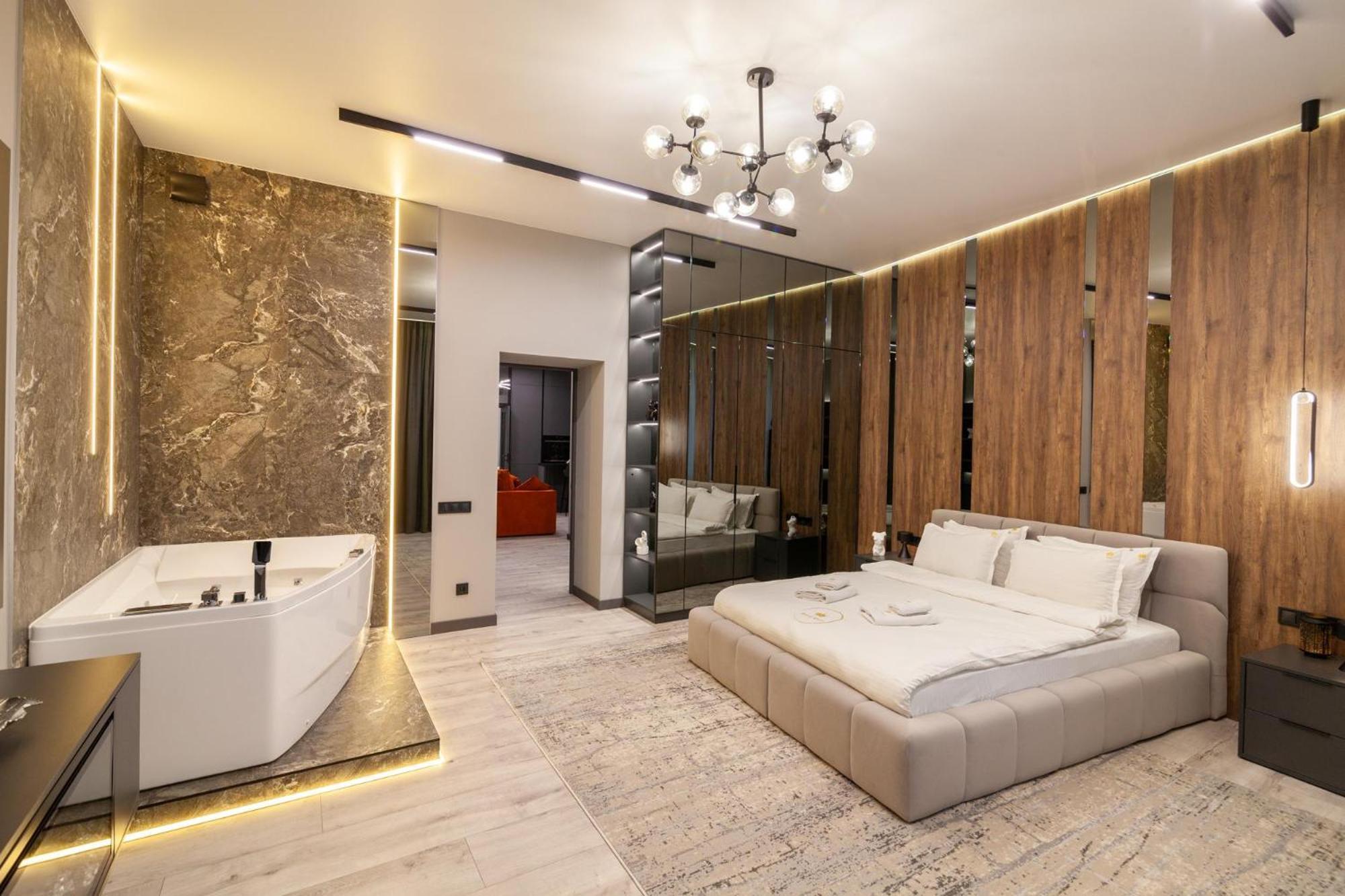 Royal Vip Jacuzzi Apart リヴィウ エクステリア 写真