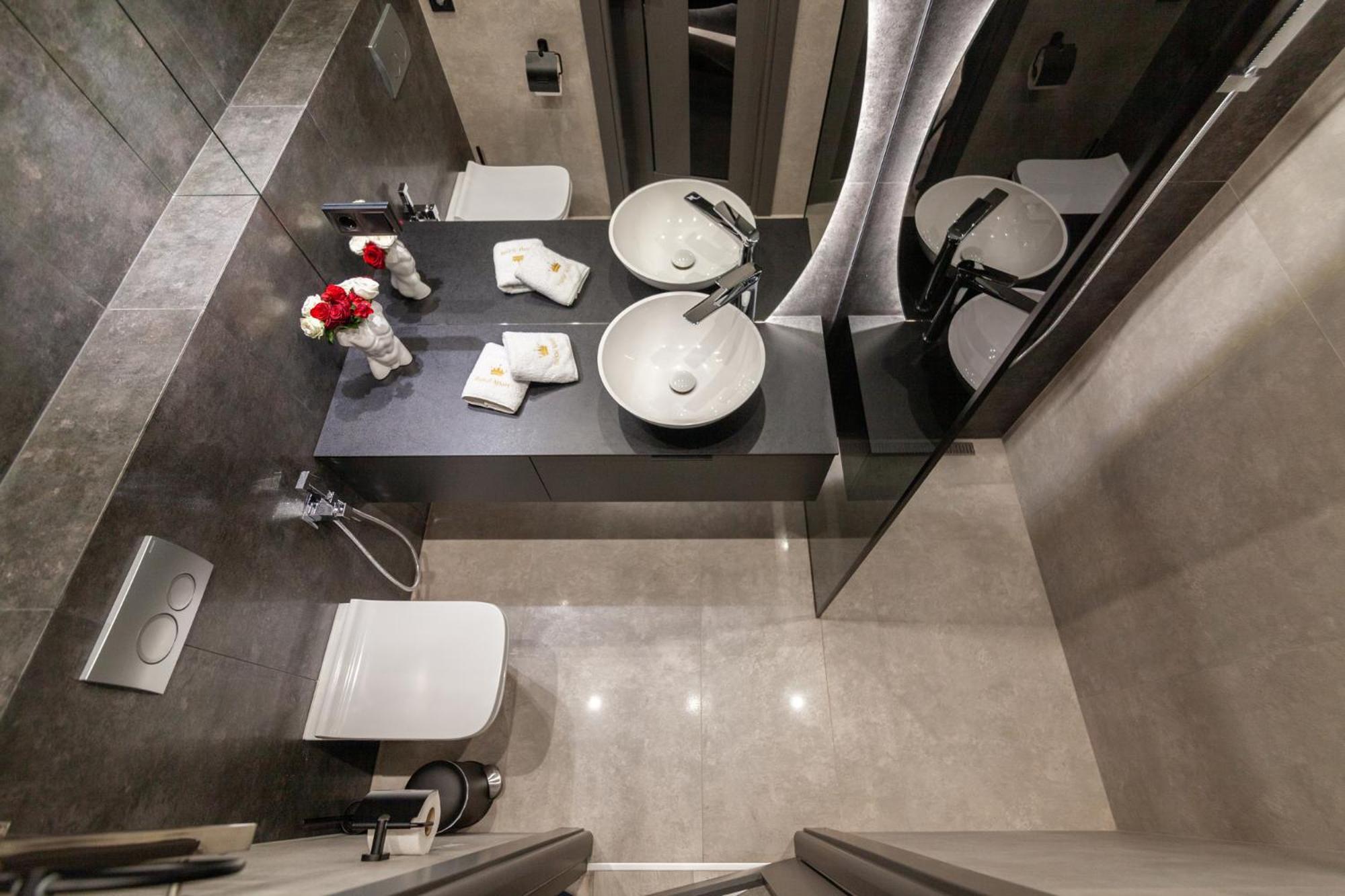 Royal Vip Jacuzzi Apart リヴィウ エクステリア 写真